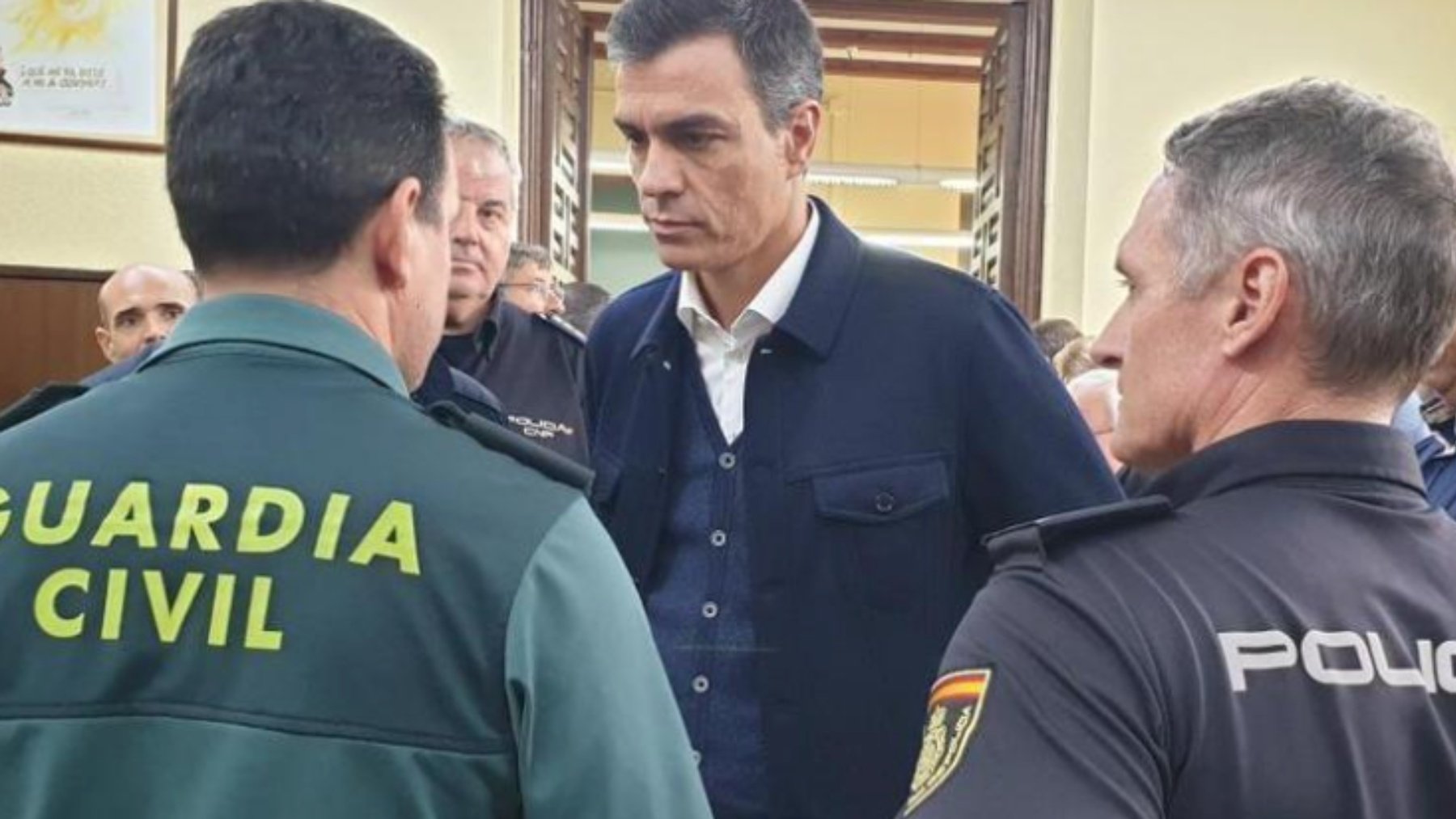Pedro Sánchez con agentes de la Guardia Civil (Archivo).