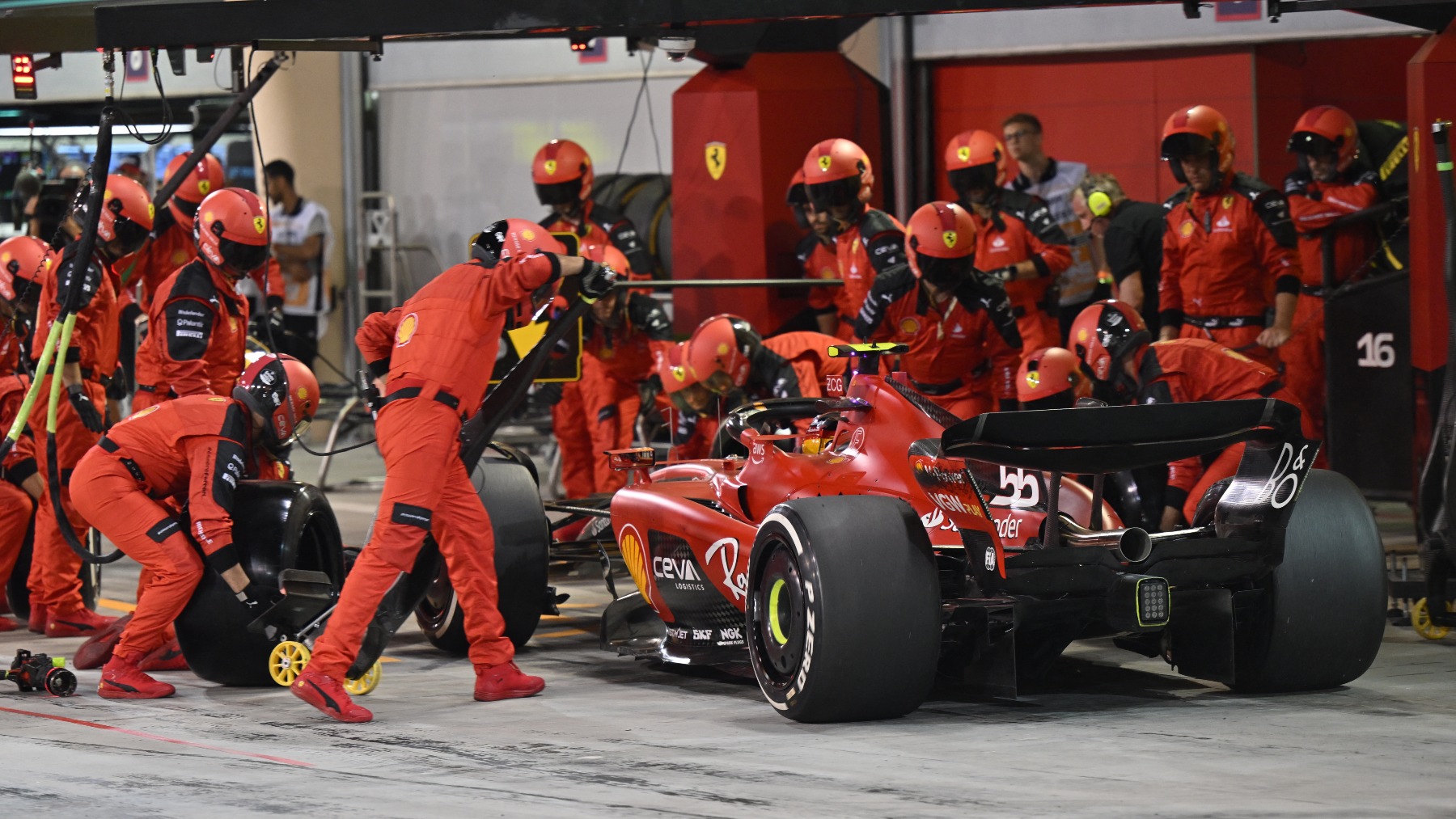 El Ferrari de Carlos Sainz, en el garaje de Bahrein. (AFP)