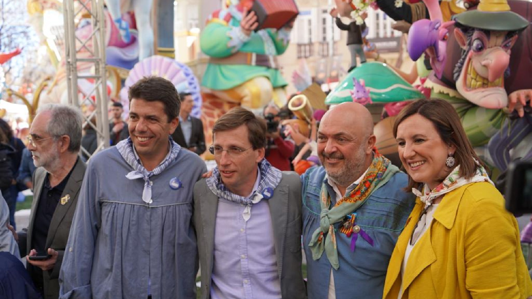 Almeida, con Mazón, Catalá y el presentador Nacho Cotino este miércoles en Valencia.