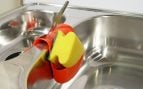 Adiós a frotar: el estropajo que usan en los restaurantes y deja las ollas como nuevas