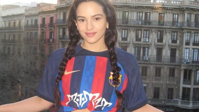 Rosalía con la camiseta del Barcelona para el Clásico