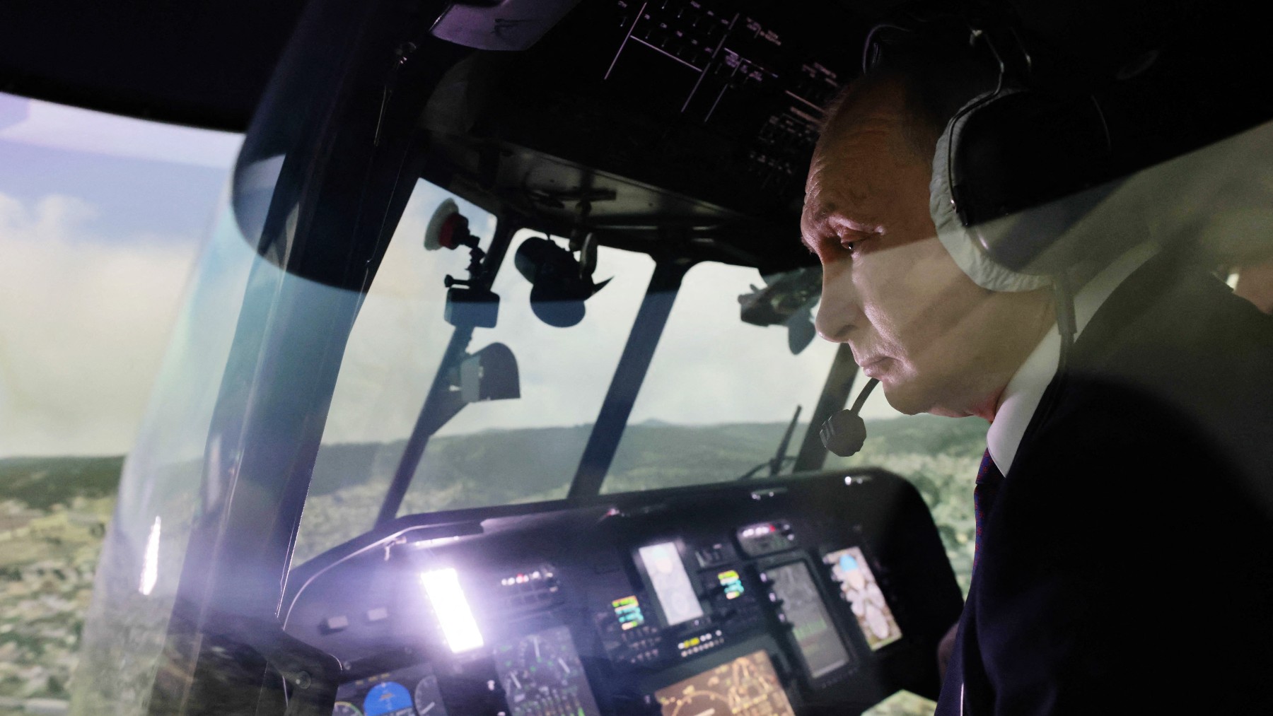 Putin en un simulador de vuelo. (AFP)