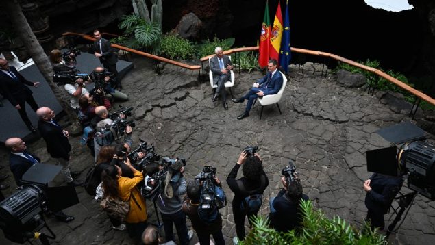Sánchez y Costa posando ante los medios en los Jameos del Agua (Lanzarote).