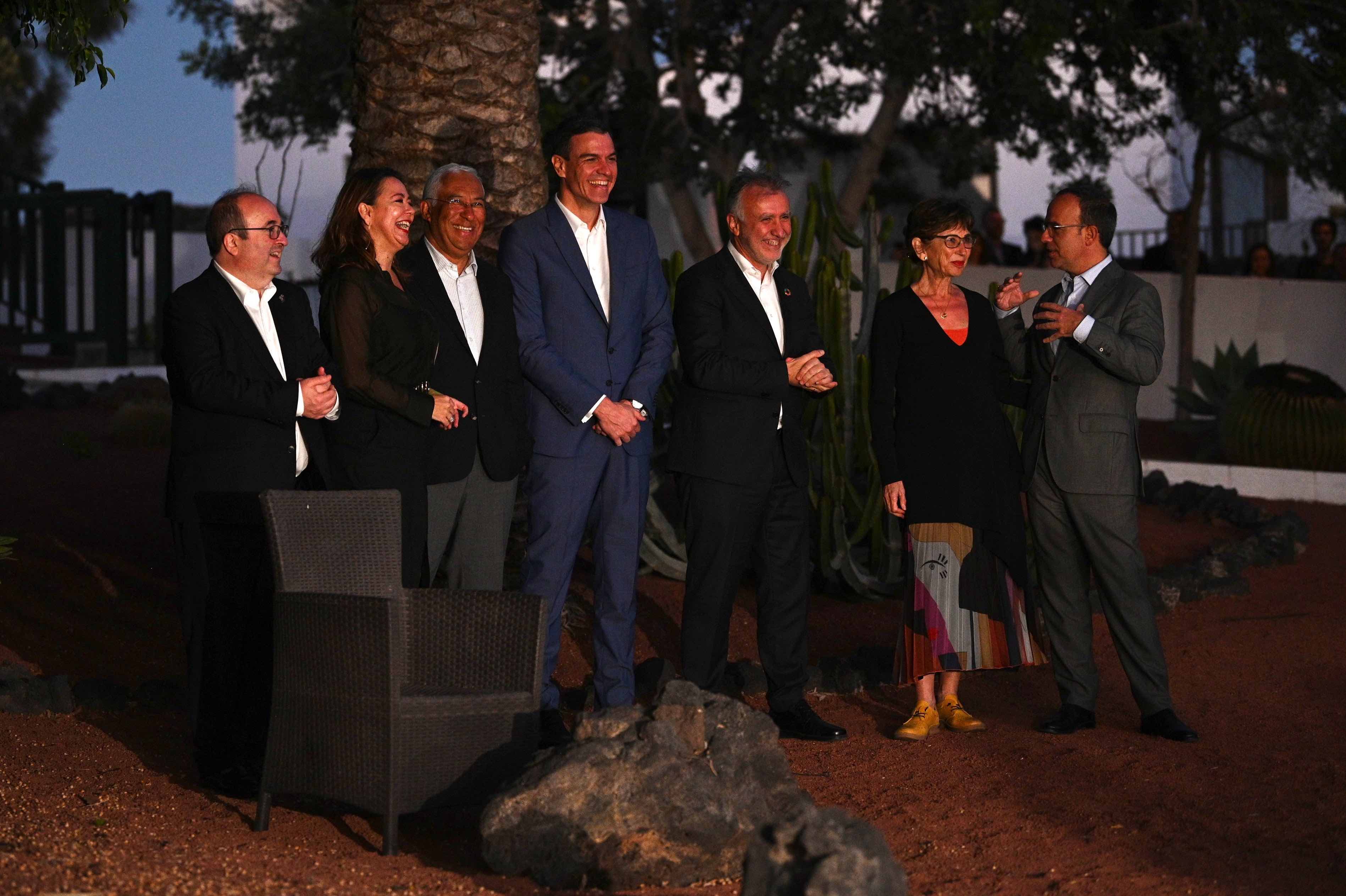 Sánchez y Torres, en el centro de la foto, junto a las autoridades españolas y portuguesas en Lanzarote.