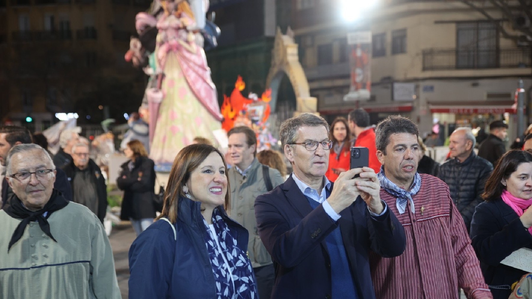 Feijóo, con Mazón y Catalá en la noche de la ‘Plantá’ de las Fallas de Valencia.