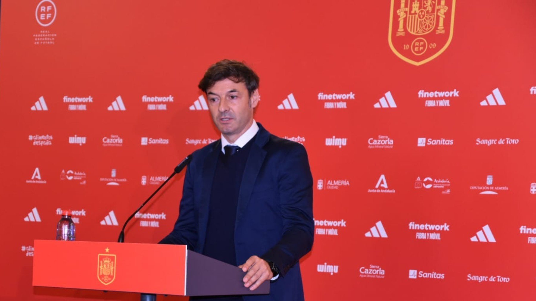 Santi Denia durante una rueda de prensa de la RFEF en Almería