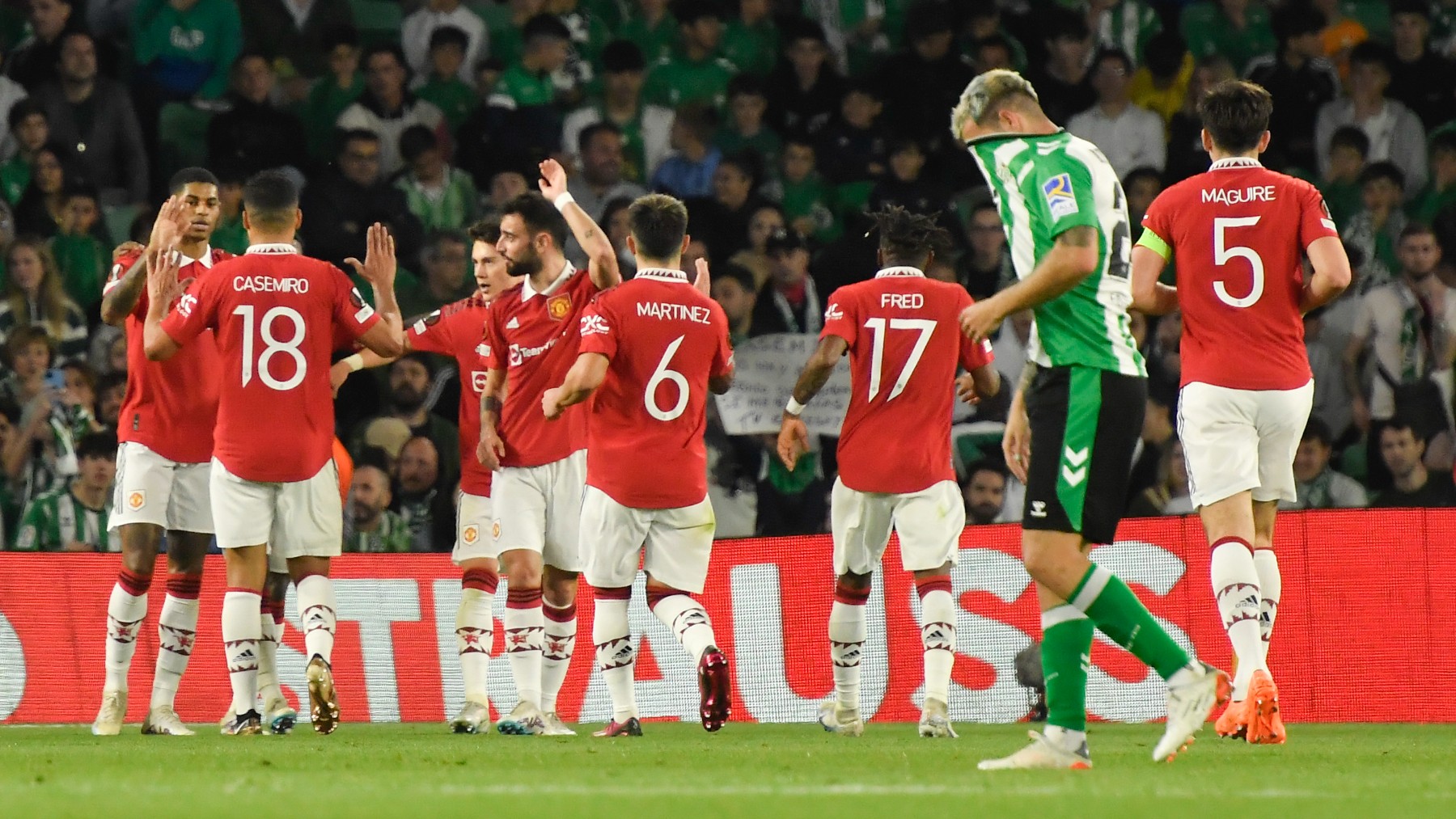 El United celebra un gol contra el Sevilla. (EFE)