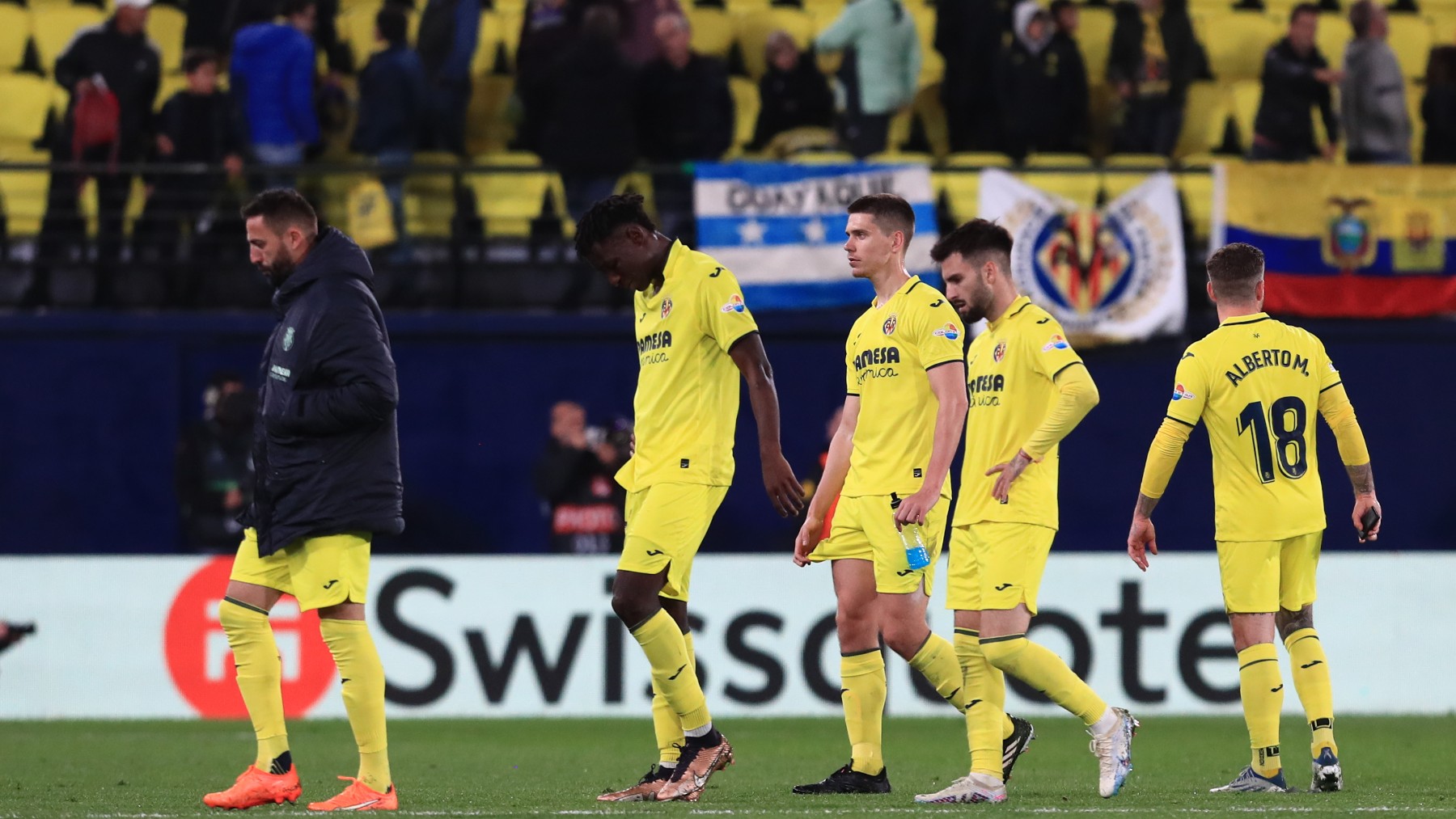 Los jugadores del Villarreal abatidos tras caer eliminados (EFE)