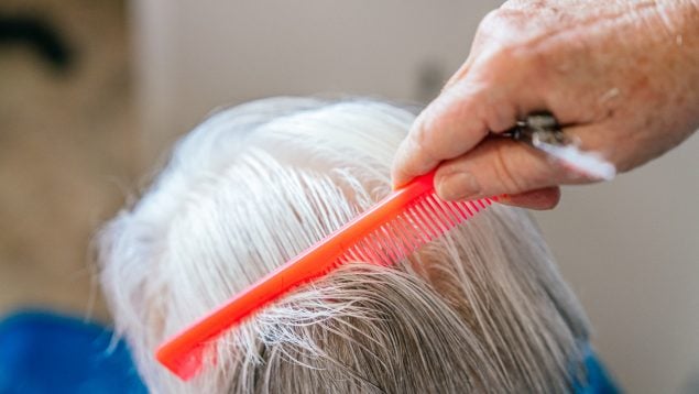 Truco del agua para acabar con las canas