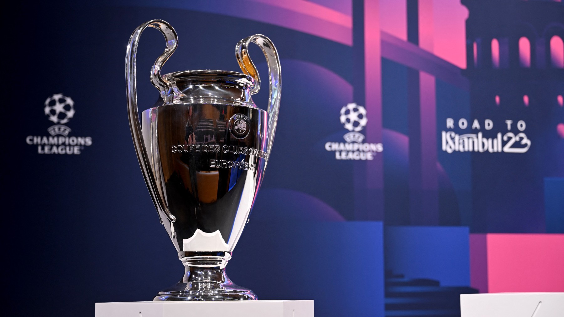 El trofeo que acredita al ganador de la Champions League, antes de un sorteo. (AFP)