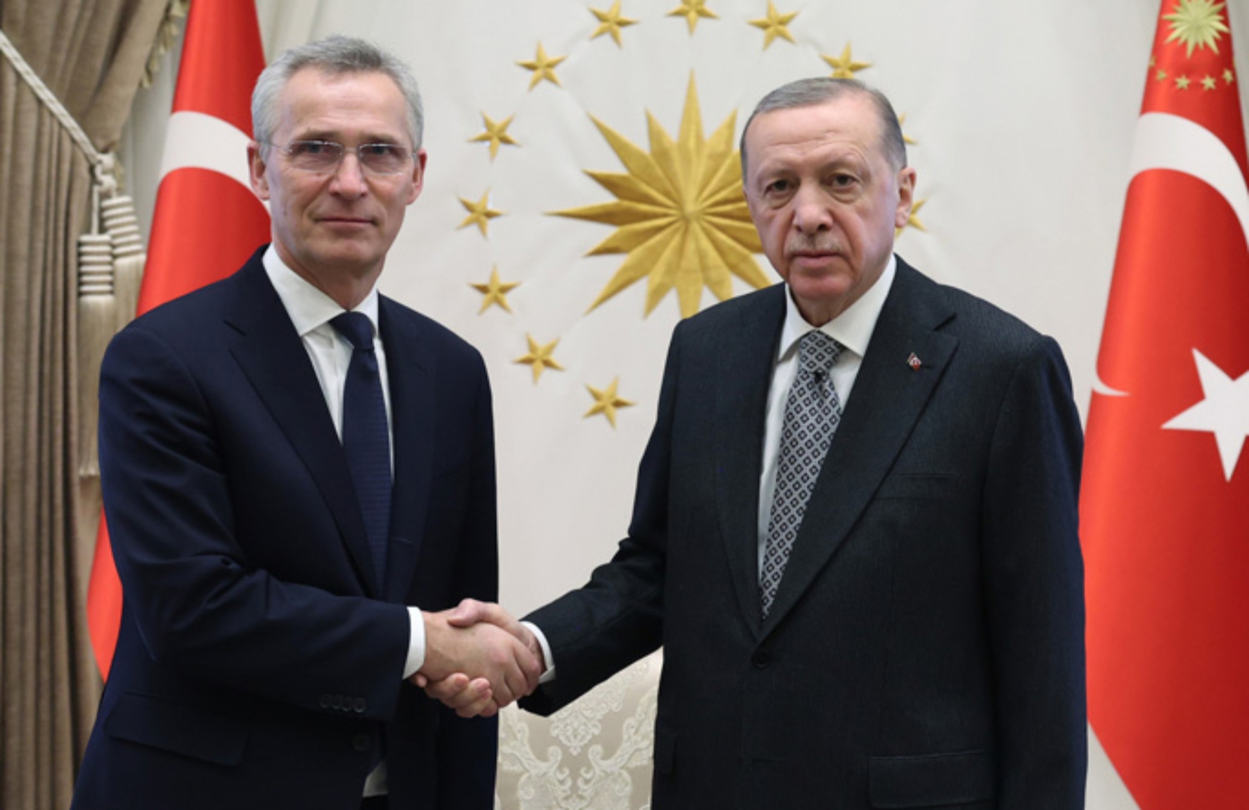 El secretario general de la OTAN, Jens Stoltenberg y Erdogan, presidente turco.