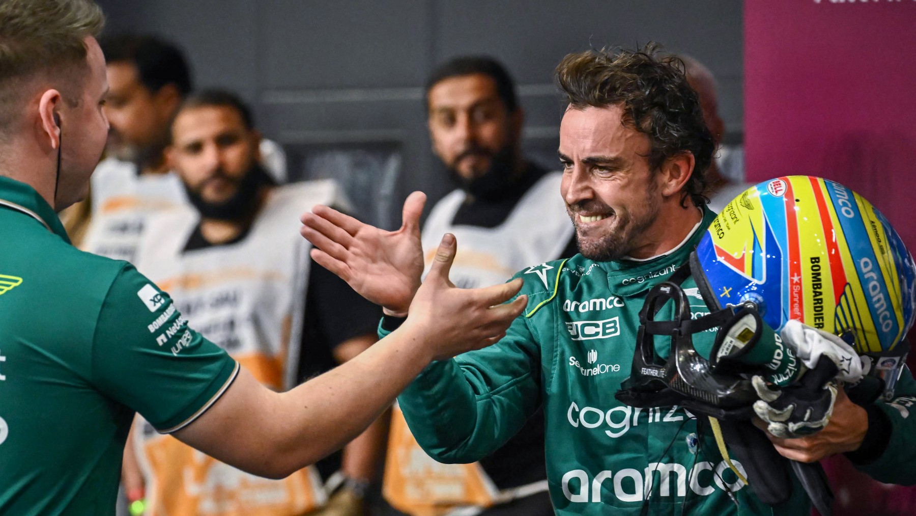 Alonso se saluda con un mecánico de Aston Martin. (Getty)
