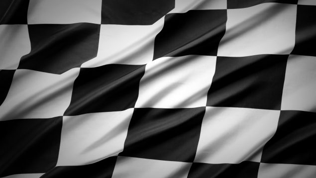 bandera blanca y negra F1