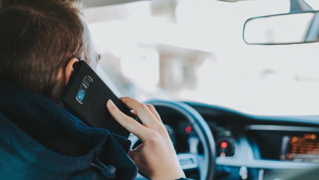 Usar el móvil en el coche sin que te multen será posible