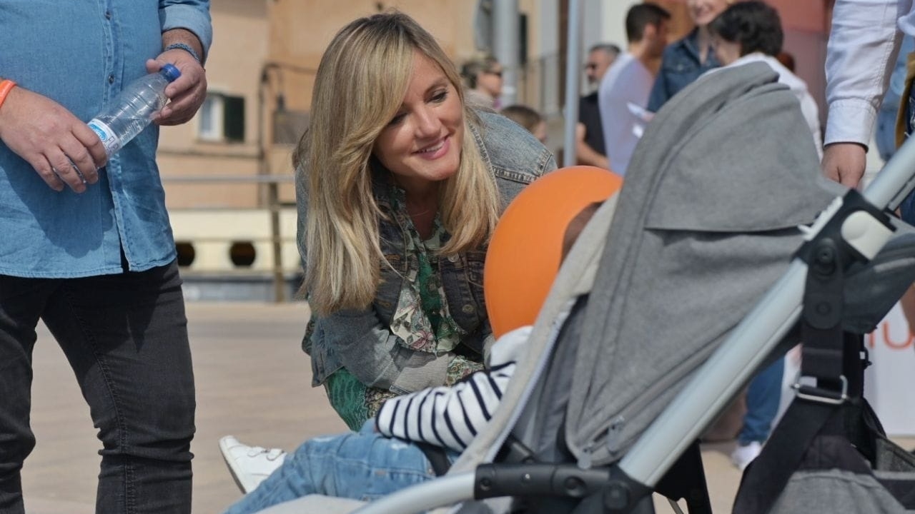 Guasp acostada junto a un bebé en su carrito en el acto de presentación celebrado  este domingo en Palma
