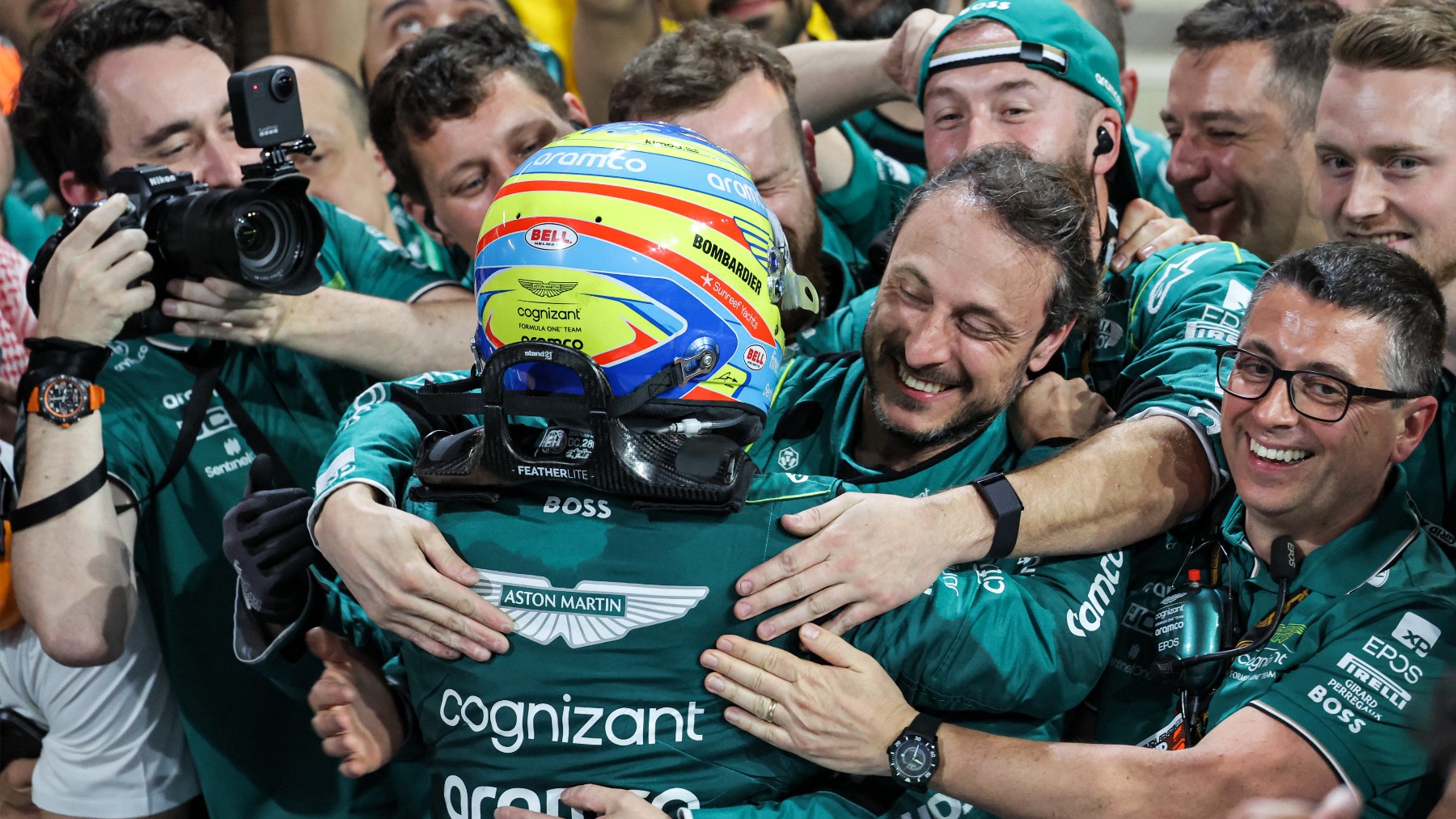 Fernando Alonso celebró su podio 100 con sus mecánicos. (AFP)