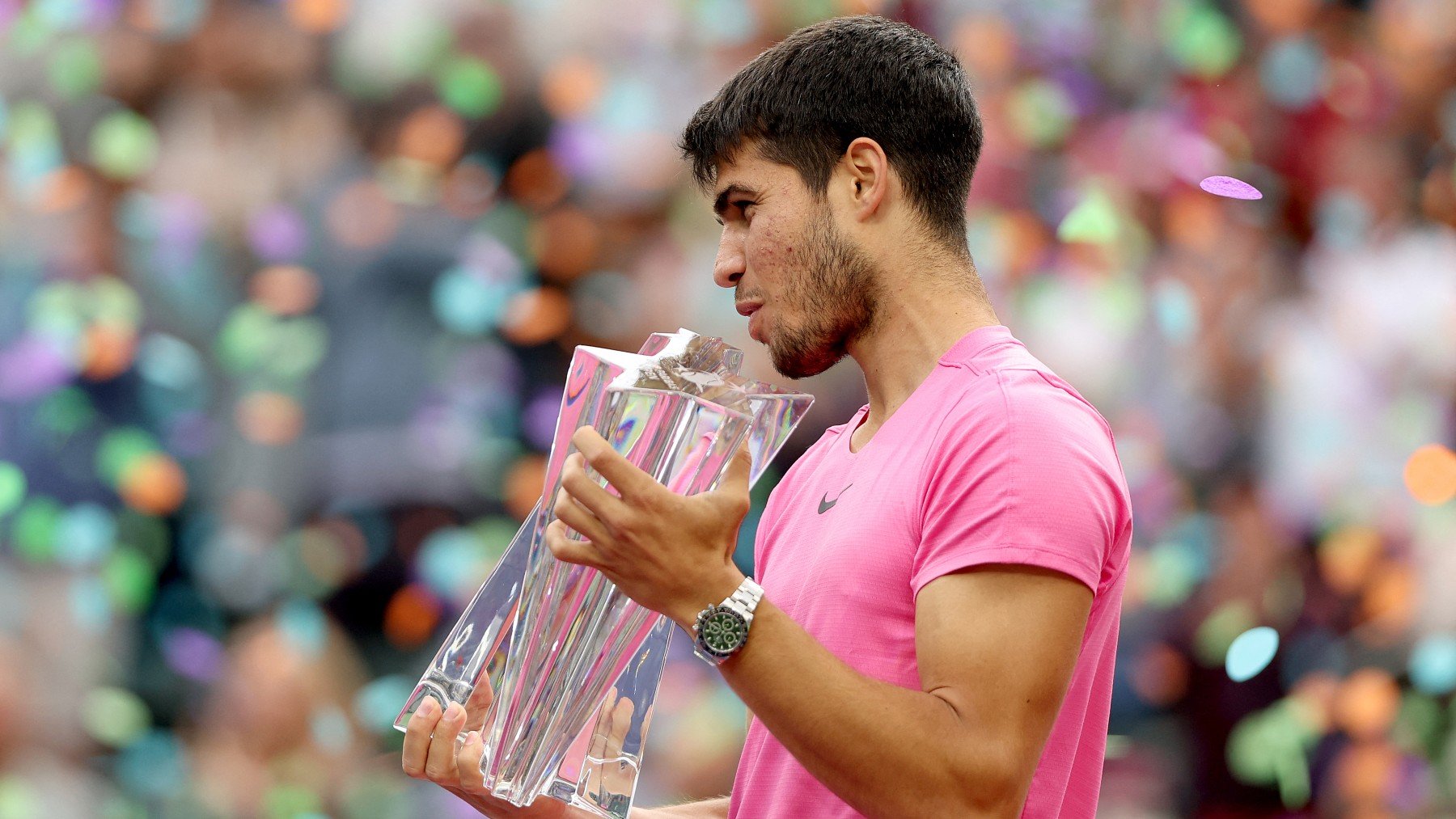 Carlos Alcaraz, con el trofeo de campeón de Indian Wells. (AFP)