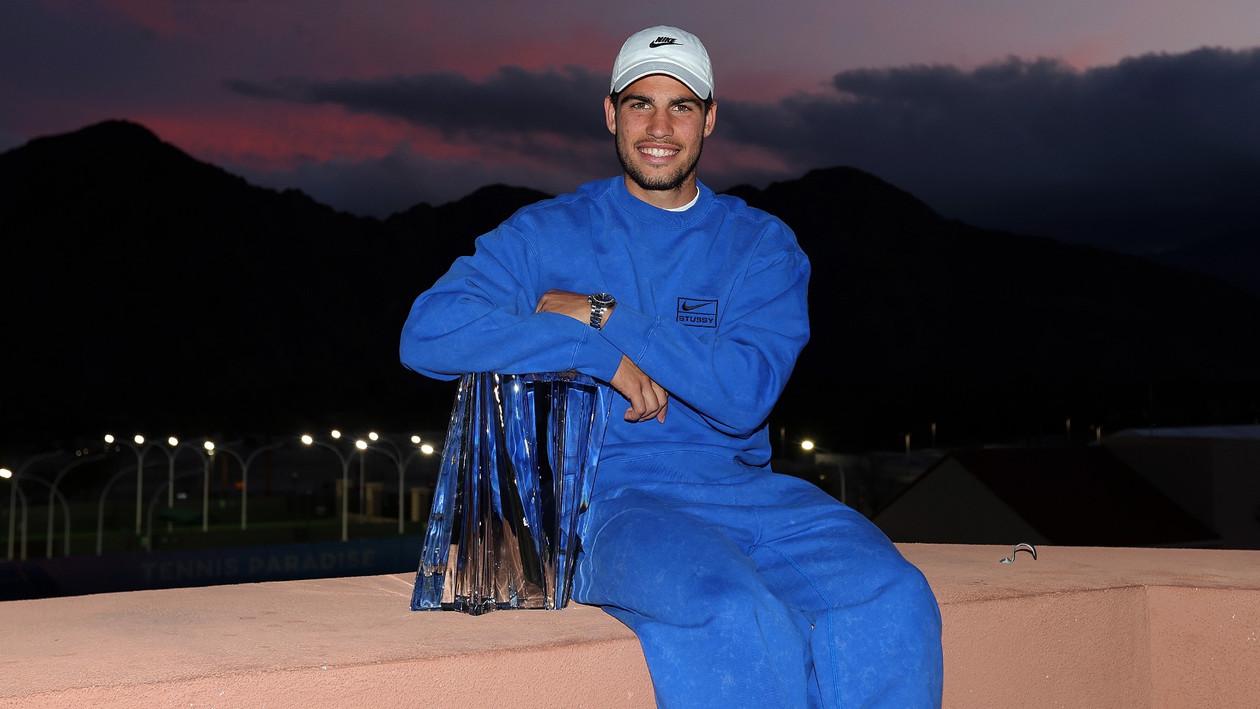 Carlos Alcaraz, con el trofeo de campeón del Masters 1000 de Indian Wells. (Getty)