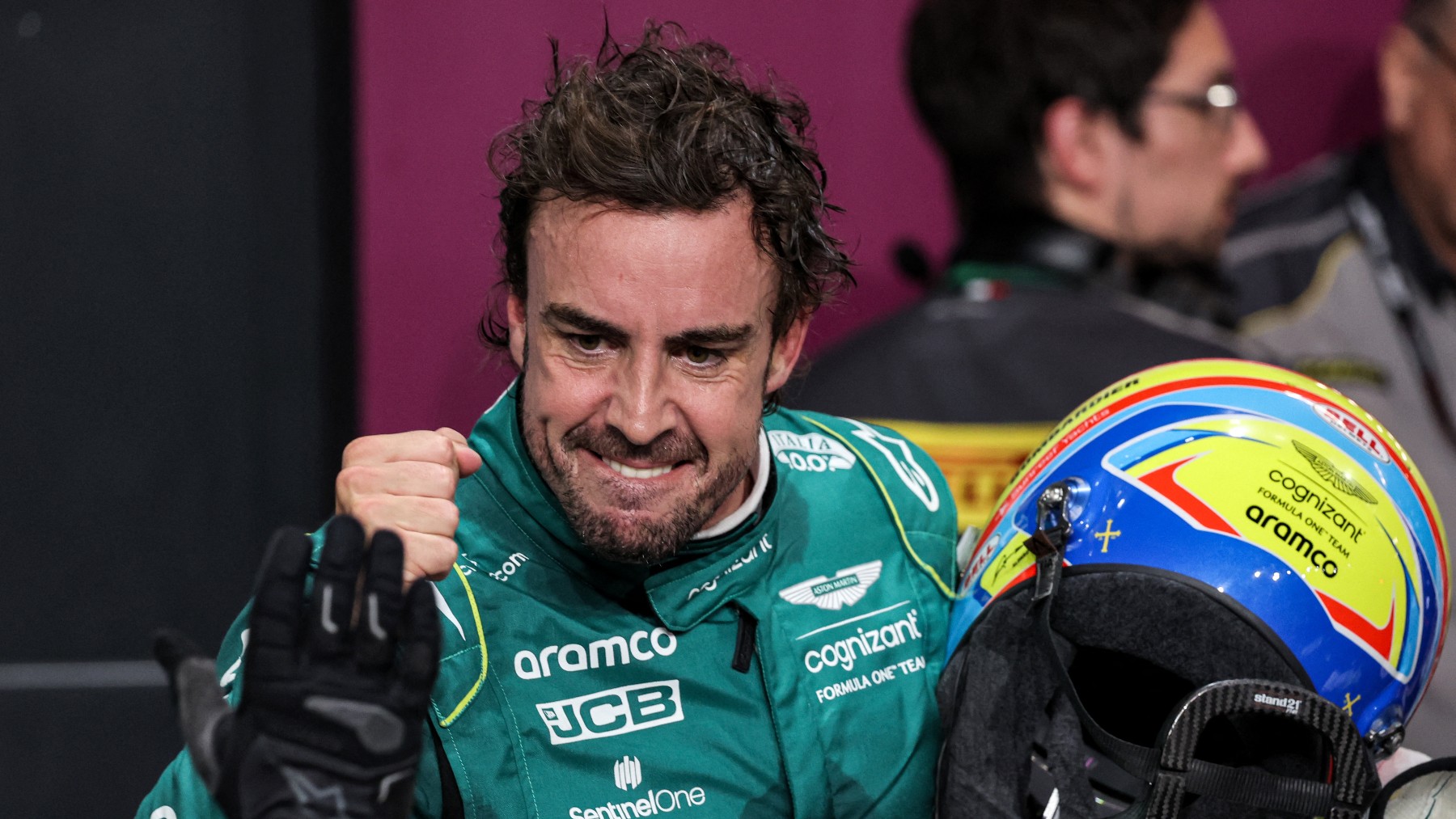 Fernando Alonso celebra su podio en Arabia Saudí. (AFP)