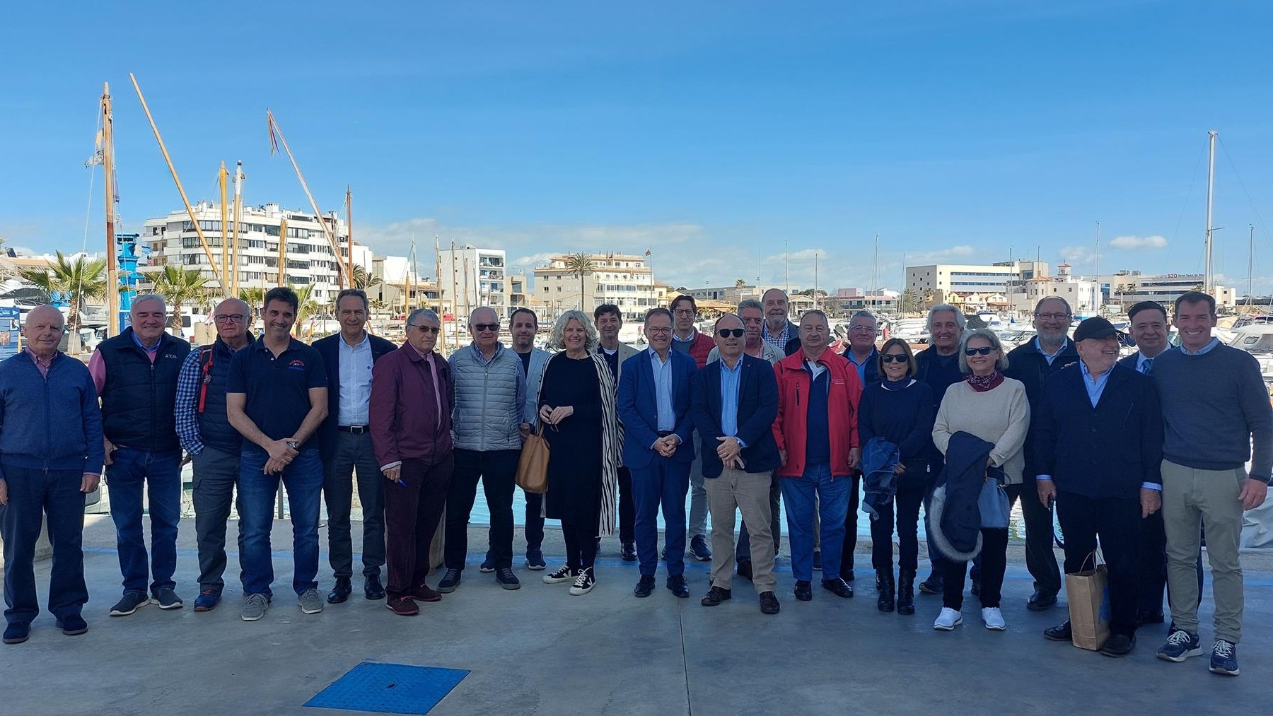 El conseller de Movilidad, Josep Marí,  junta a representantes de los clubes náuticos en Baleares.