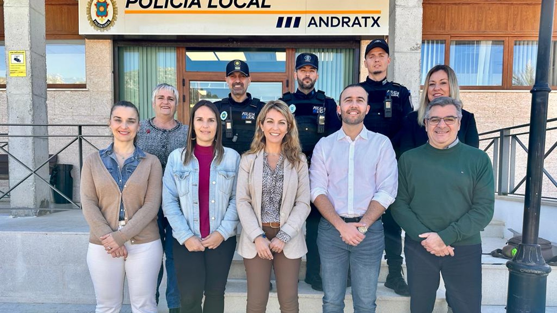Los tres nuevos policías tutores junto al equipo de gobierno del Ayuntamiento de Andratx.