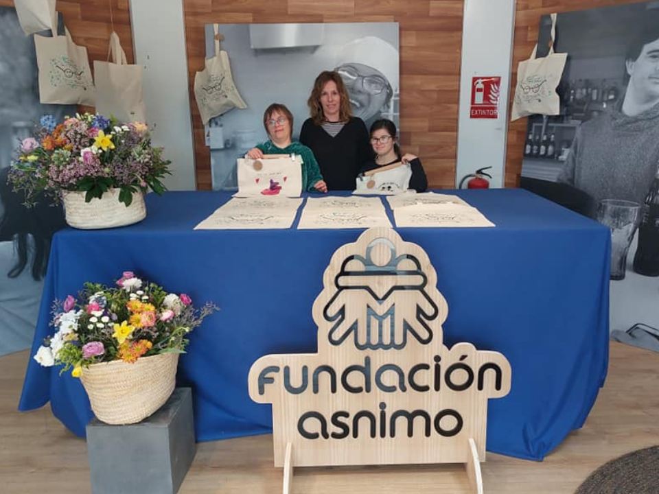 Muestra de bolsas artesanales de tela en Mallorca Fashion Outlet. FUNDACIÓN ASNIMO