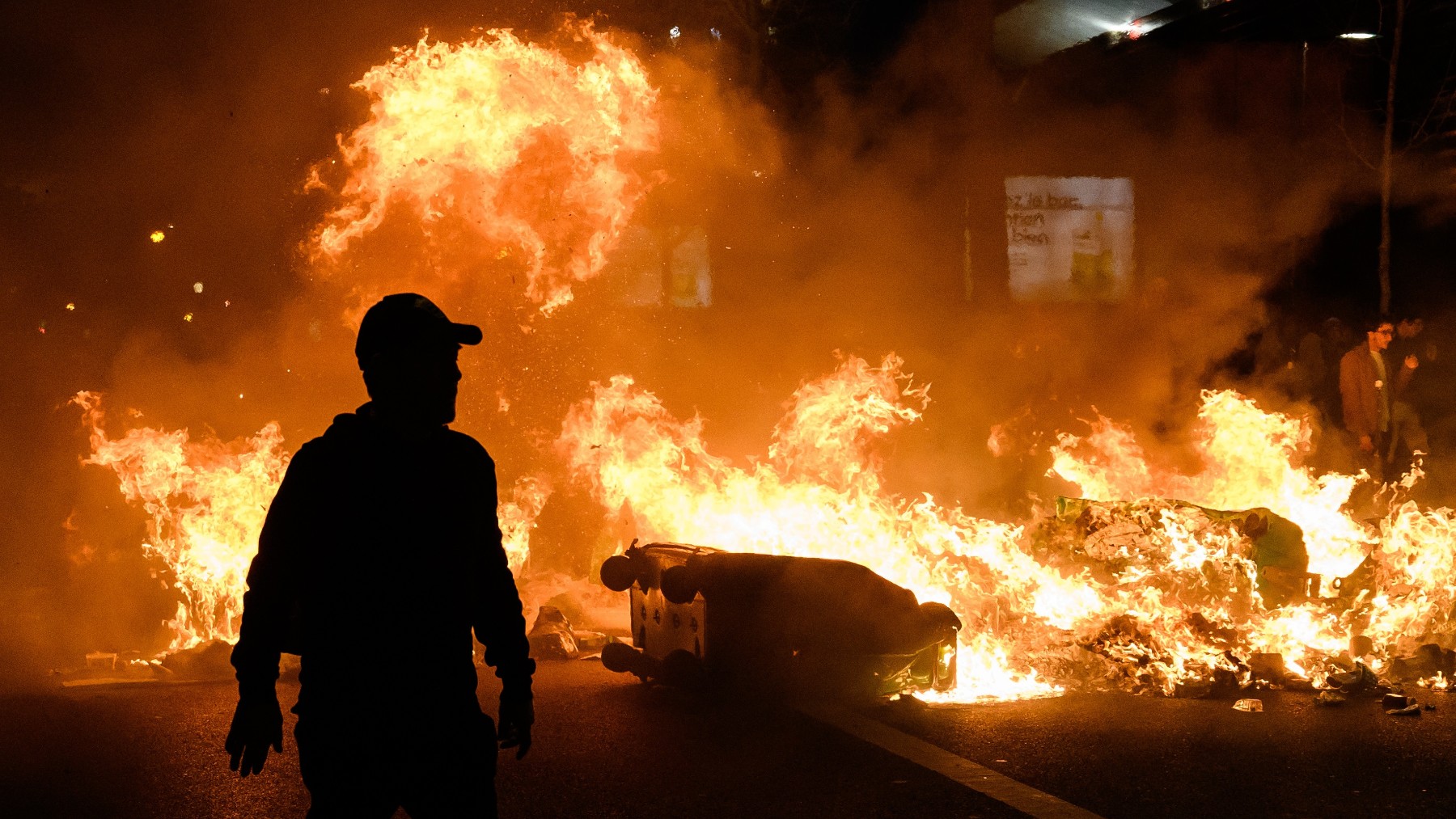 Contenedores incendiados durante las protestas contra la reforma de las pensiones en París, Francia – JULIEN MATTIA _ ZUMA PRESS _ CONTACTOPHOTO