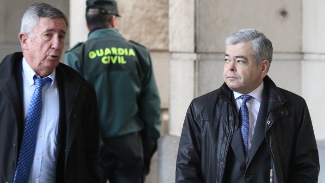 Agustín Barberá (d) entrando a la Audiencia de Sevilla por el juicio del caso ERE (EUROPA PRESS).