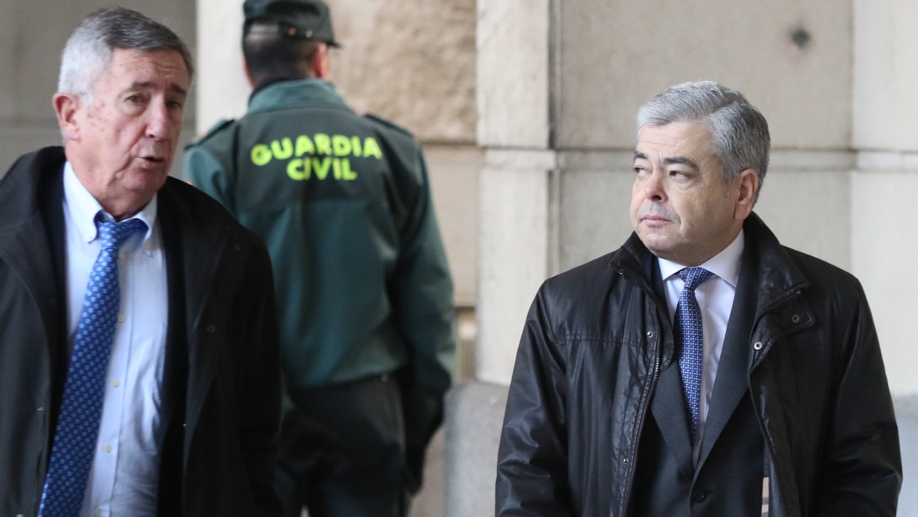 El ex viceconsejero de Empleo, Agustín Barberá (d), en la Audiencia de Sevilla por el juicio de los ERE (EUROPA PRESS).
