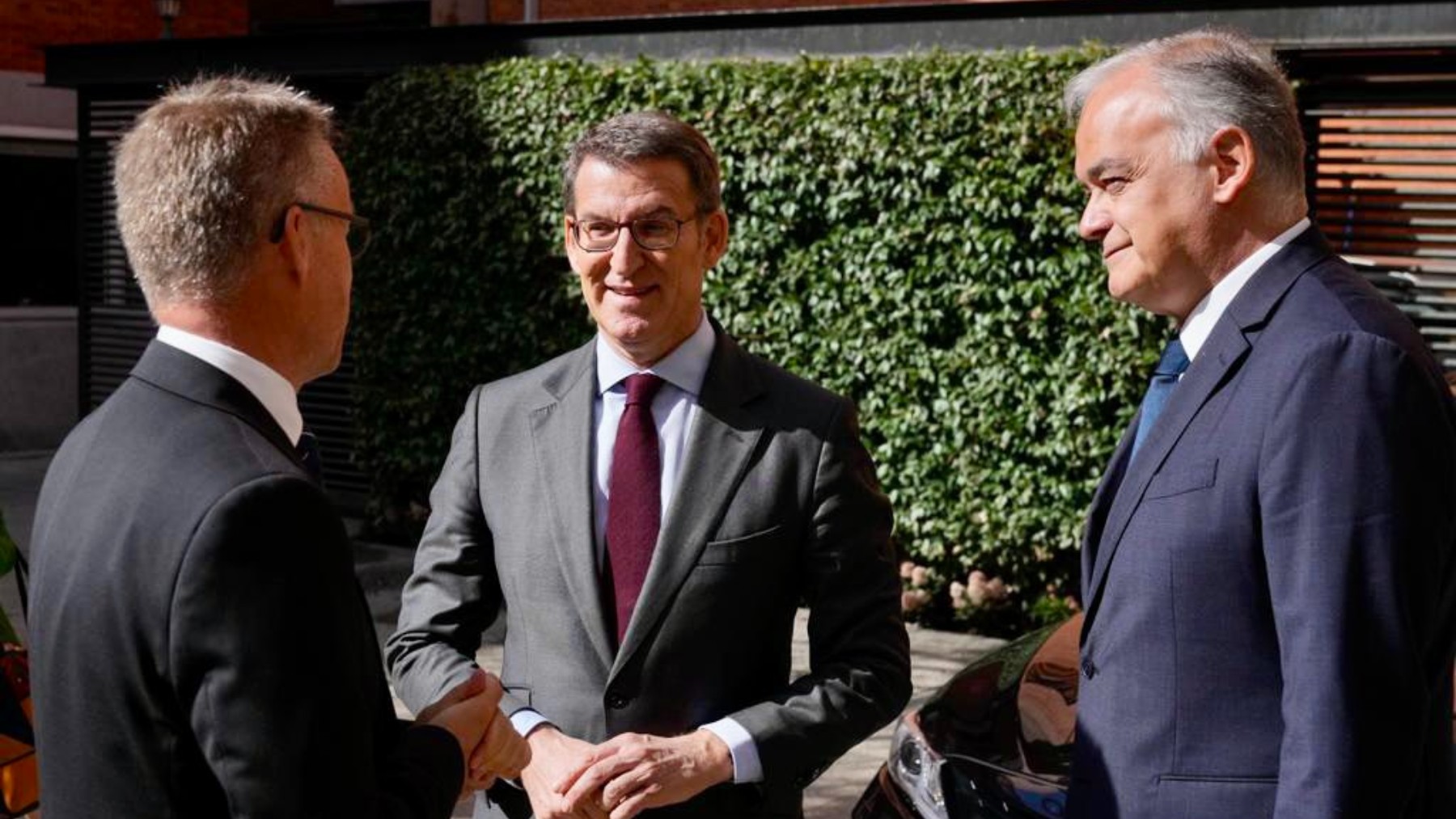 Feijóo con Pons y el embajador de Suecia. (Foto: Tarek)