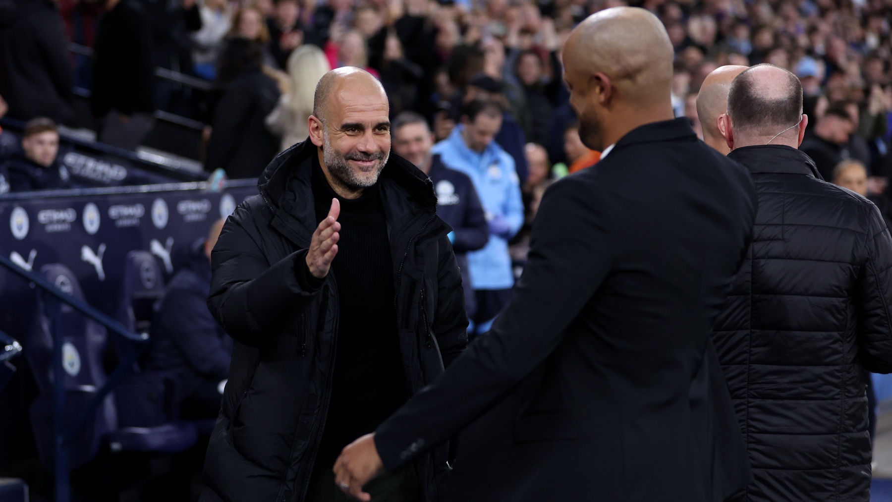 Pep Guardiola saluda a Vincent Kompany en un duelo de FA Cup. (Getty)