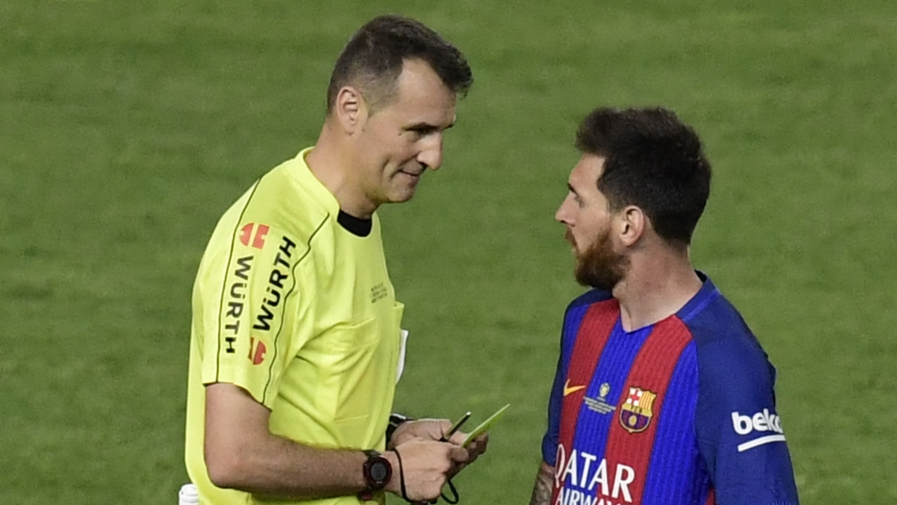 Clos Gómez y Messi, en un partido del Barça. (AFP)