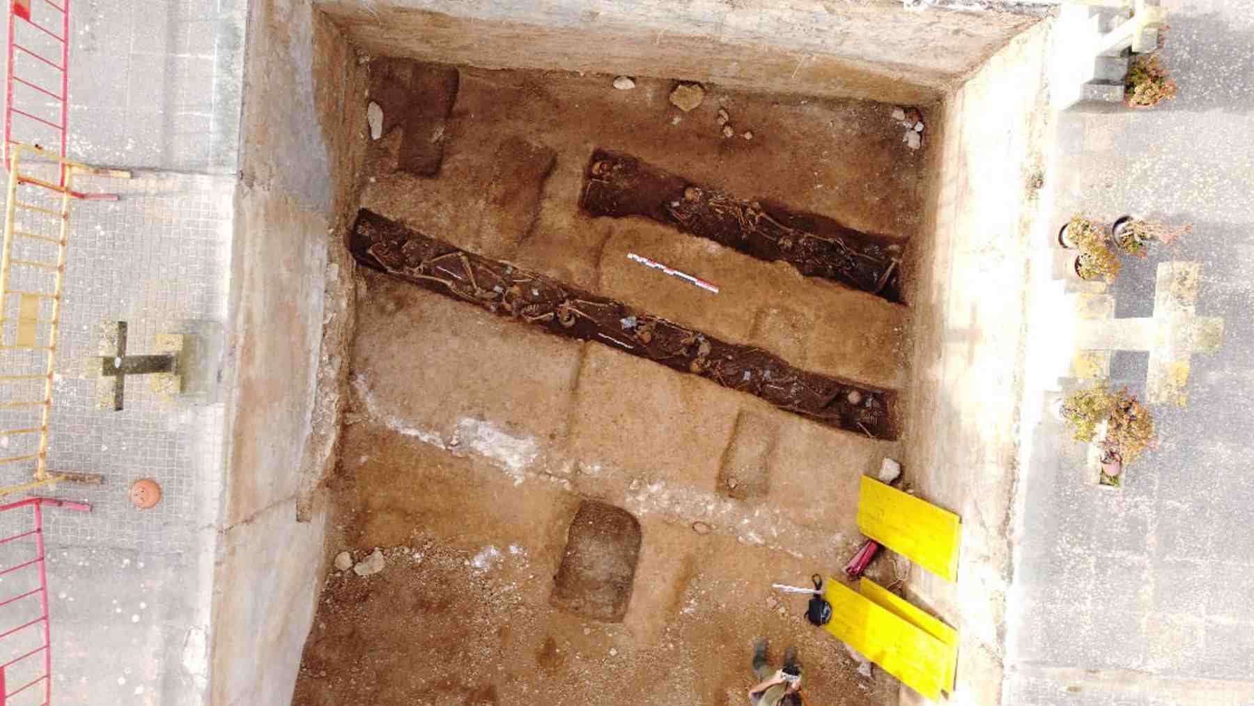 Restos encontrados durante las tareas de exhumación en Son Coletes.