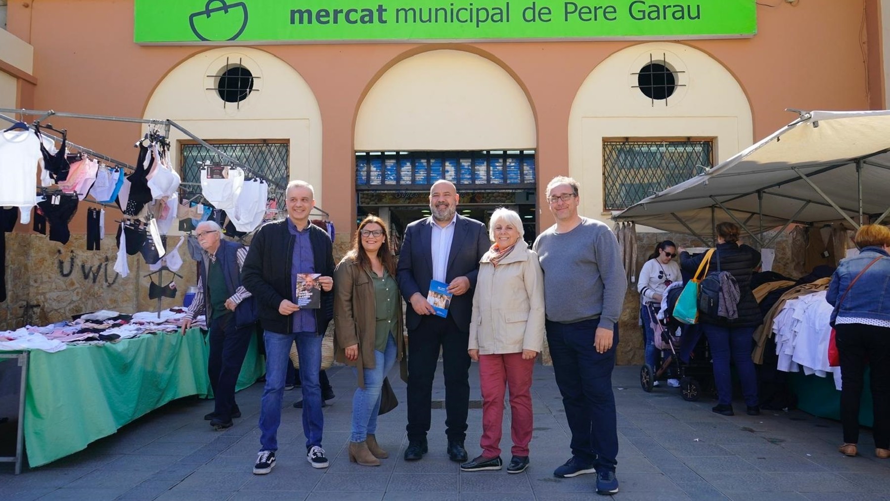 El presidente del PP de Palma, Jaime Martínez, visita un mercado municipal