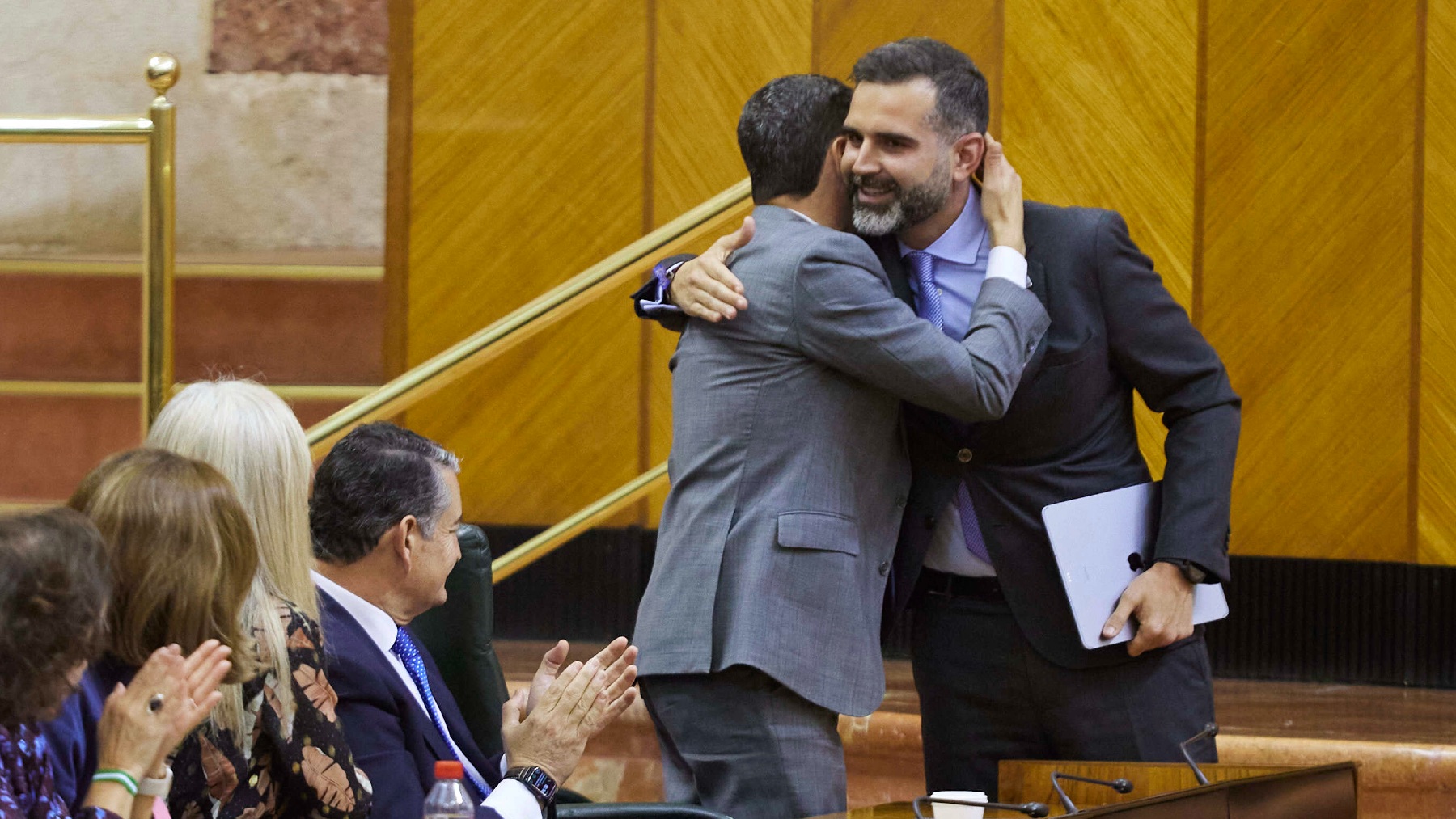 Fernández-Pacheco saluda al presidente de la Junta de Andalucía, Juanma Moreno, en el Parlamento (EUROPA PRESS).