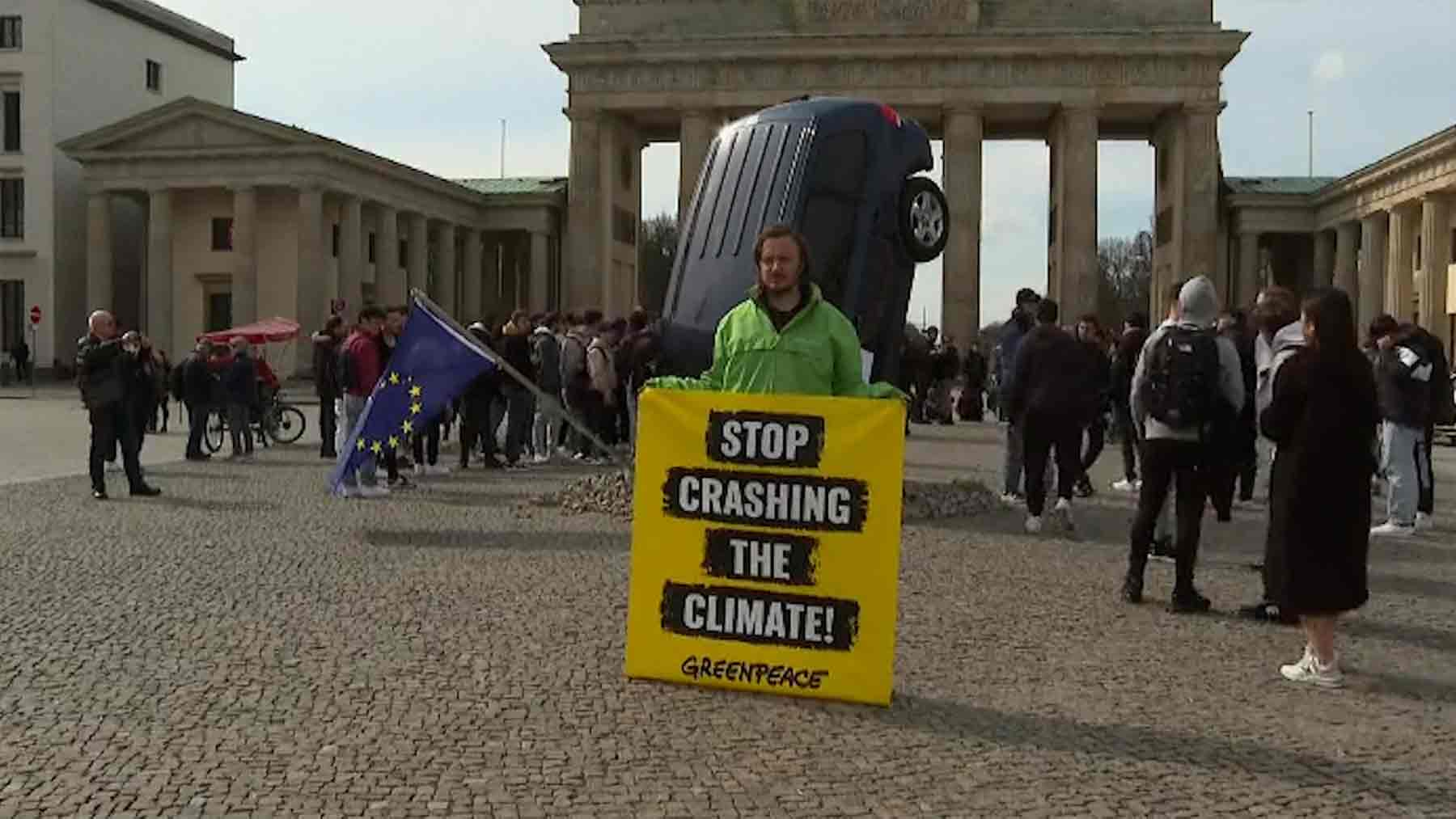Protesta de Greenpeace en la Puerta de Brandenburgo.