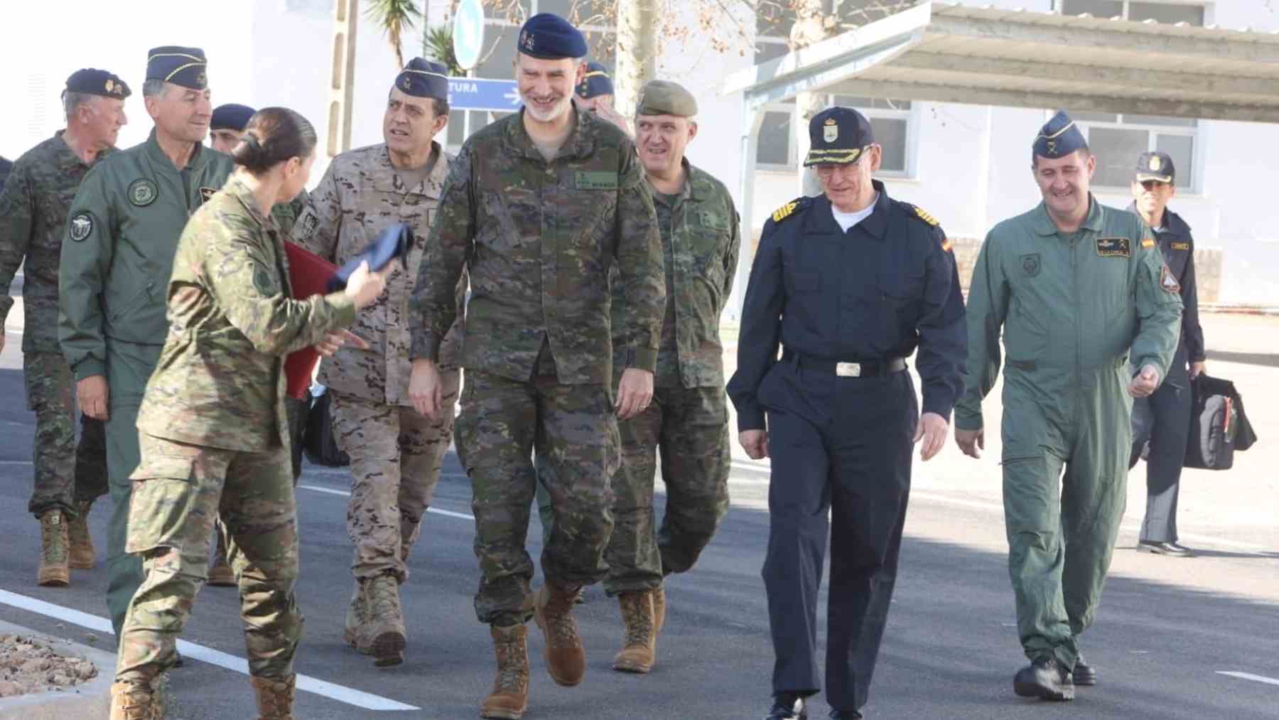 El Rey Felipe VI, en la base de Son Sant Joan de Palma. ISAAC BUJ/EUROPA PRESS