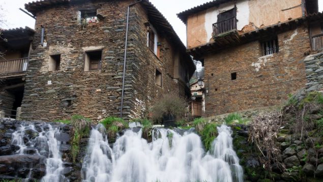 El pequeño e increíble pueblo de España lleno de cascadas que no te puedes perder