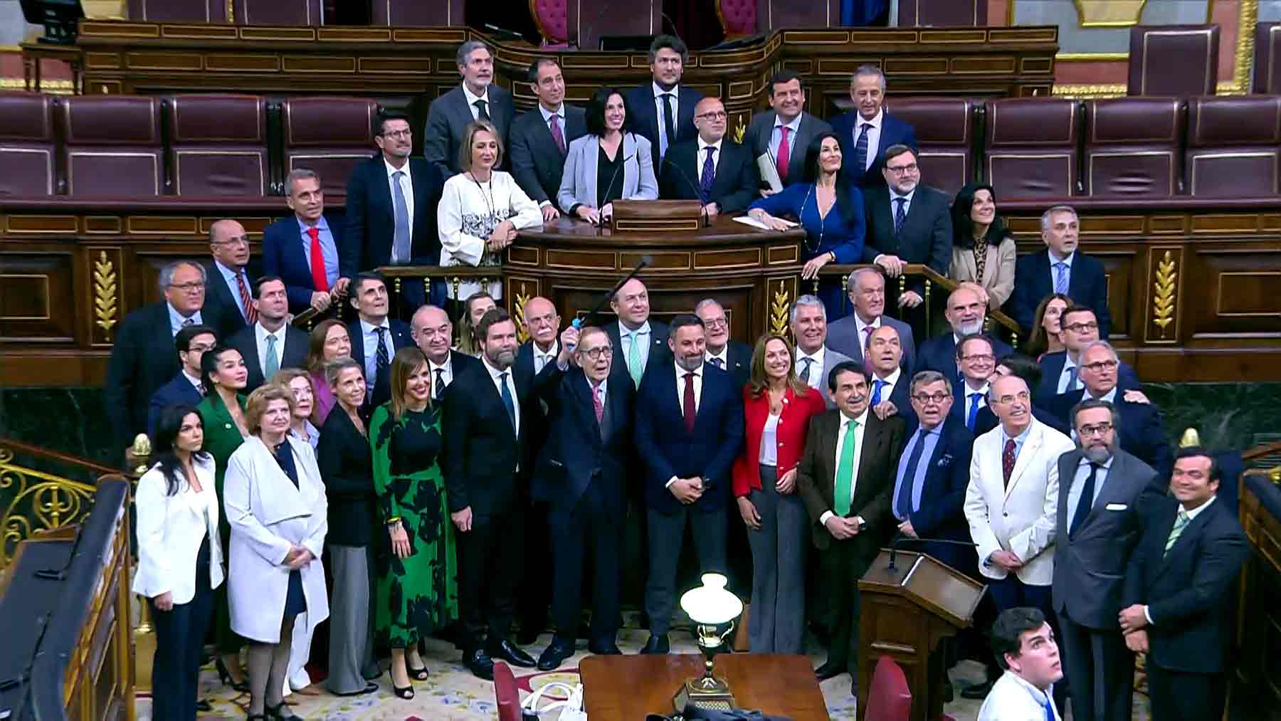Vox posa junto a Ramón Tamames en el Congreso de los Diputados