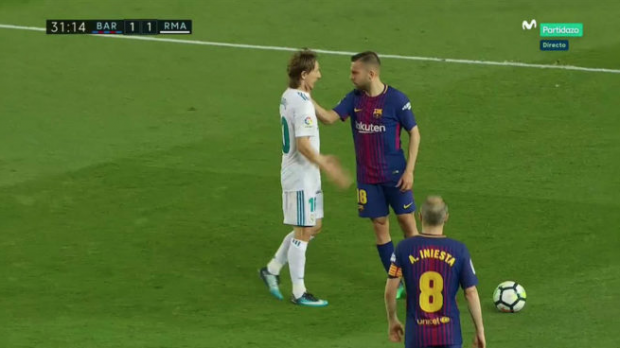 La agresión de Jordi Alba a Modric en el Clásico. 