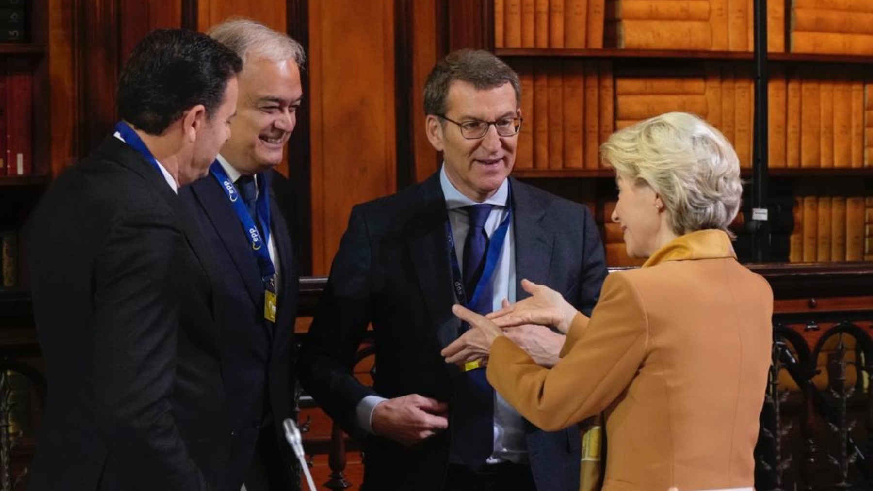 Feijóo y Pons con Von der Leyen. (Foto: Tarek)