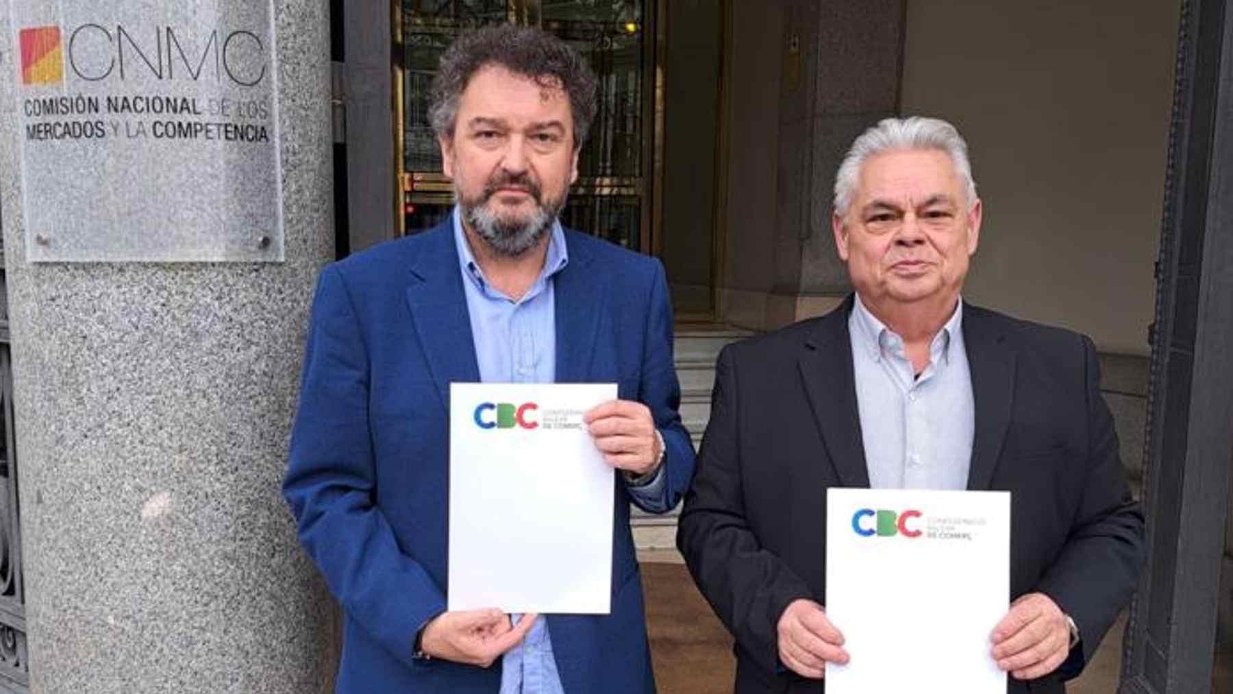 Antoni Gayà y Mateo Cunill con la denuncia en la sede de la Comisión Nacional de Valores.