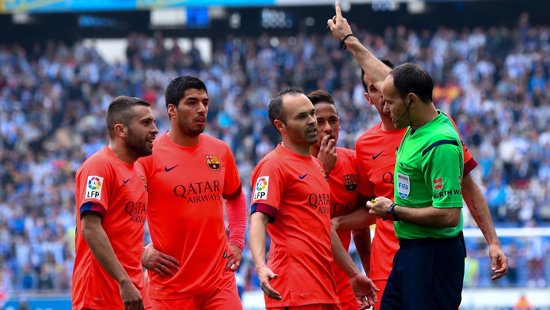 Mateu, rodeado de jugadores del Barça. (Getty)