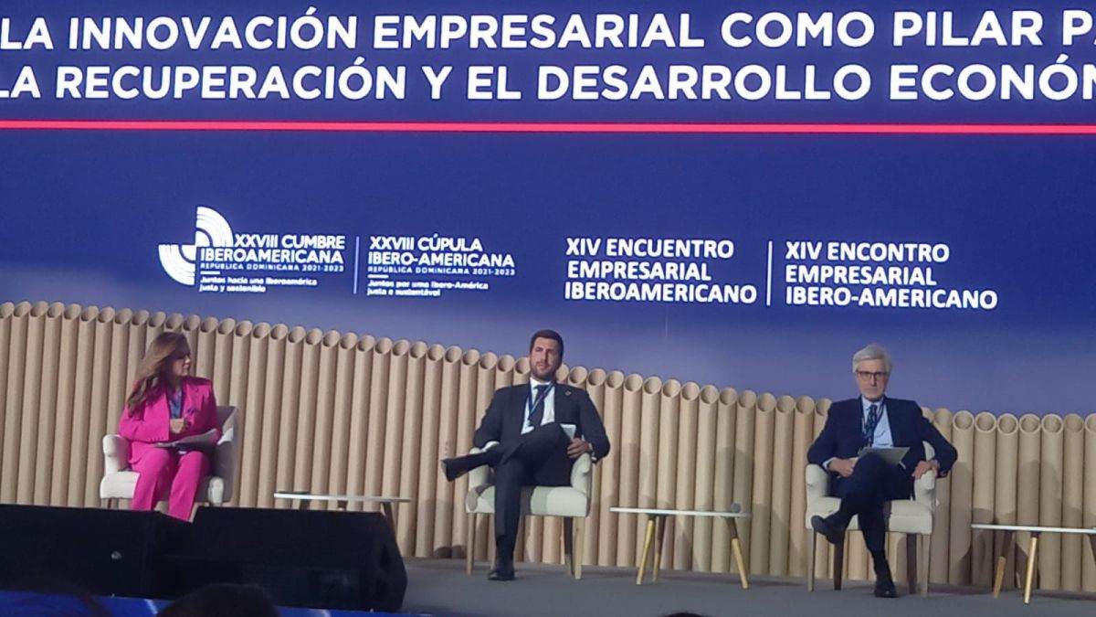 Enrique Riquelme, presidente de Cox Energy, en el centro.