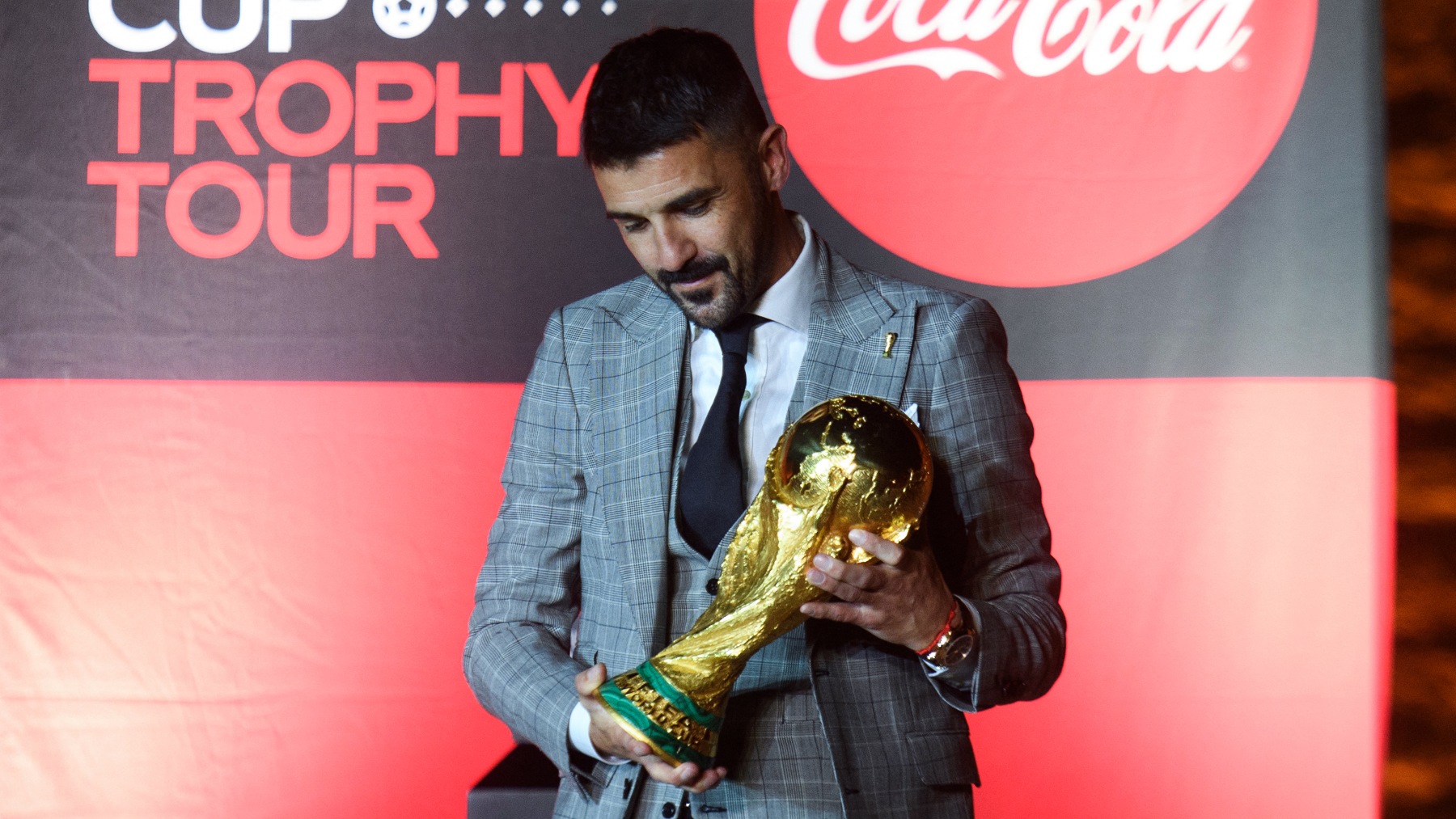 David Villa posando con la Copa del Mundo. (AFP)