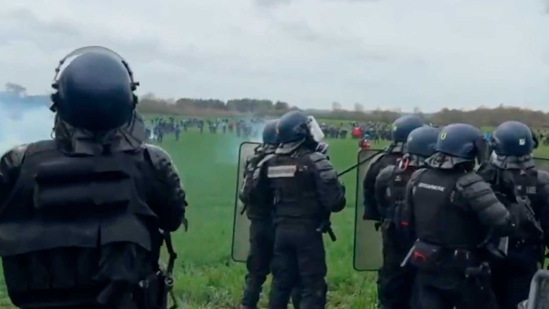 Ecologistas franceses contra la policía