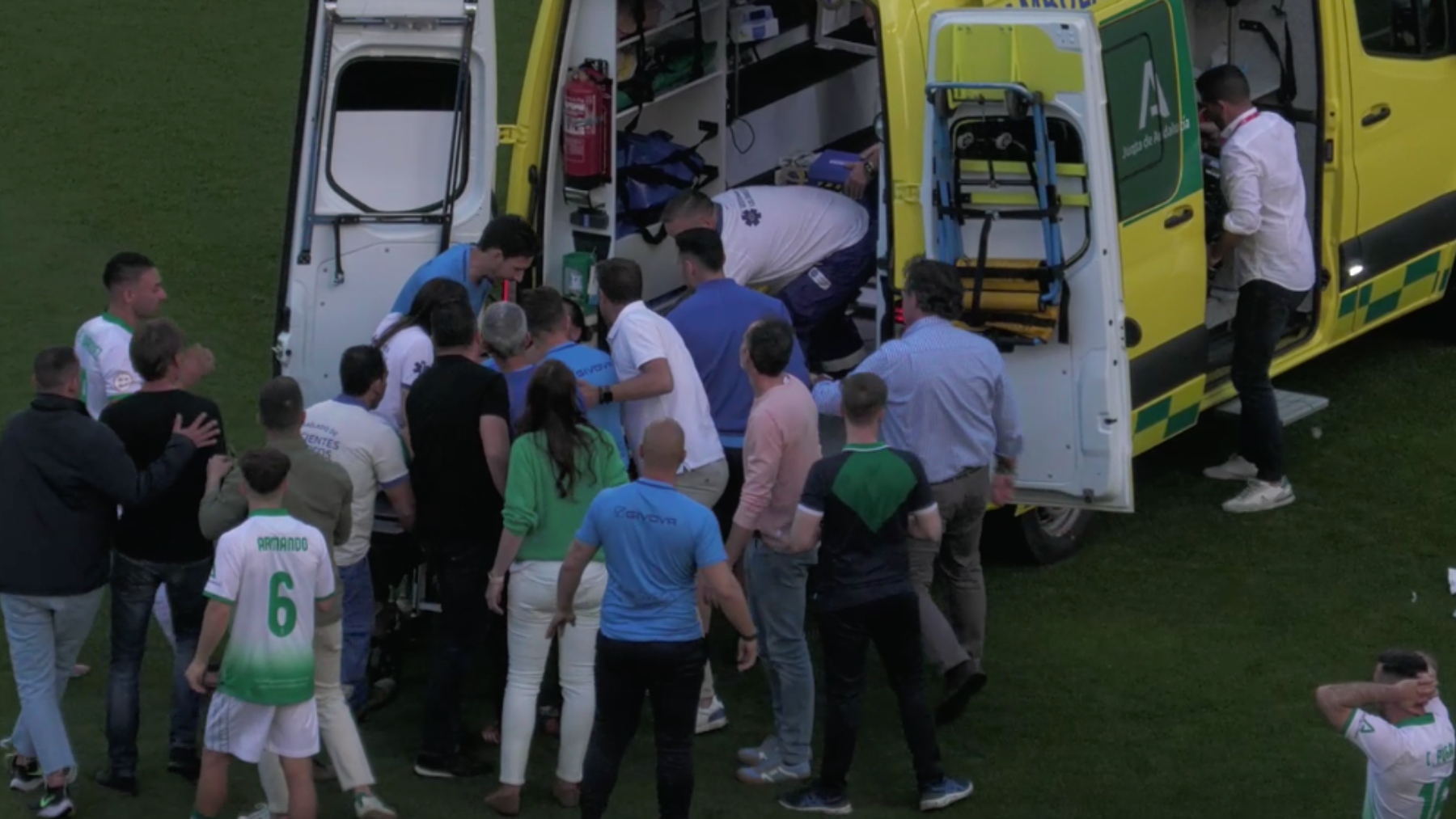 Dragisa Gudelj, jugador del Córdoba en su traslado a la ambulancia.