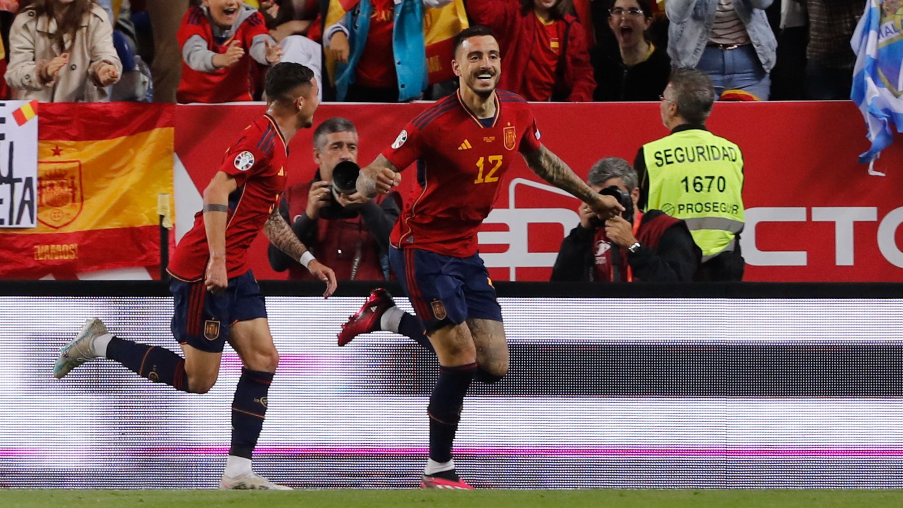 Joselu celebra un gol con España. (EFE)