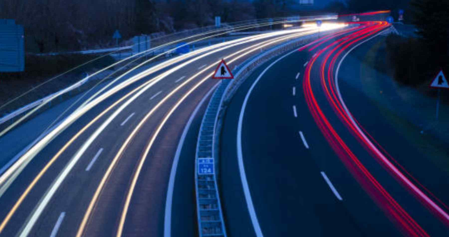 ¿Alguna vez has visto estas líneas verdes en la carretera? Ten cuidado, esto es lo que dice la DGT