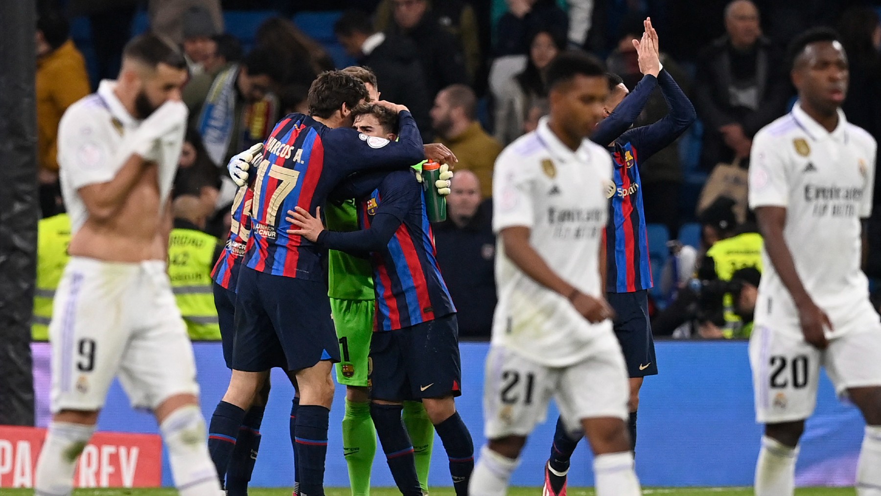 Los jugadores del Barcelona celebran el triunfo en la ida. (AFP)